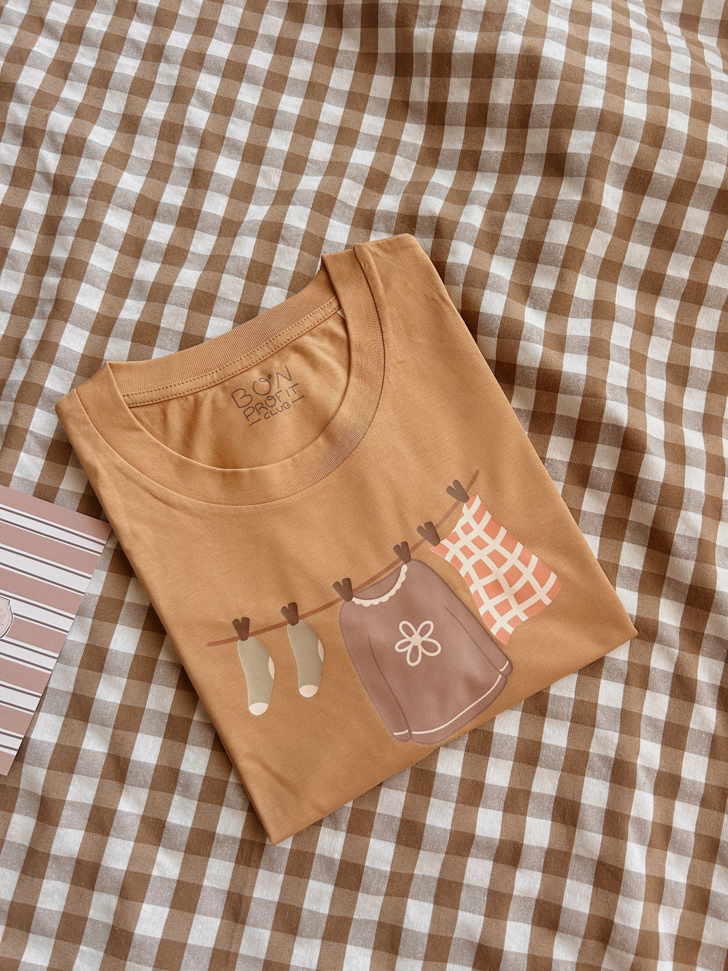 Camiseta manga corta unisex latte marrón ropa tendida normalidad