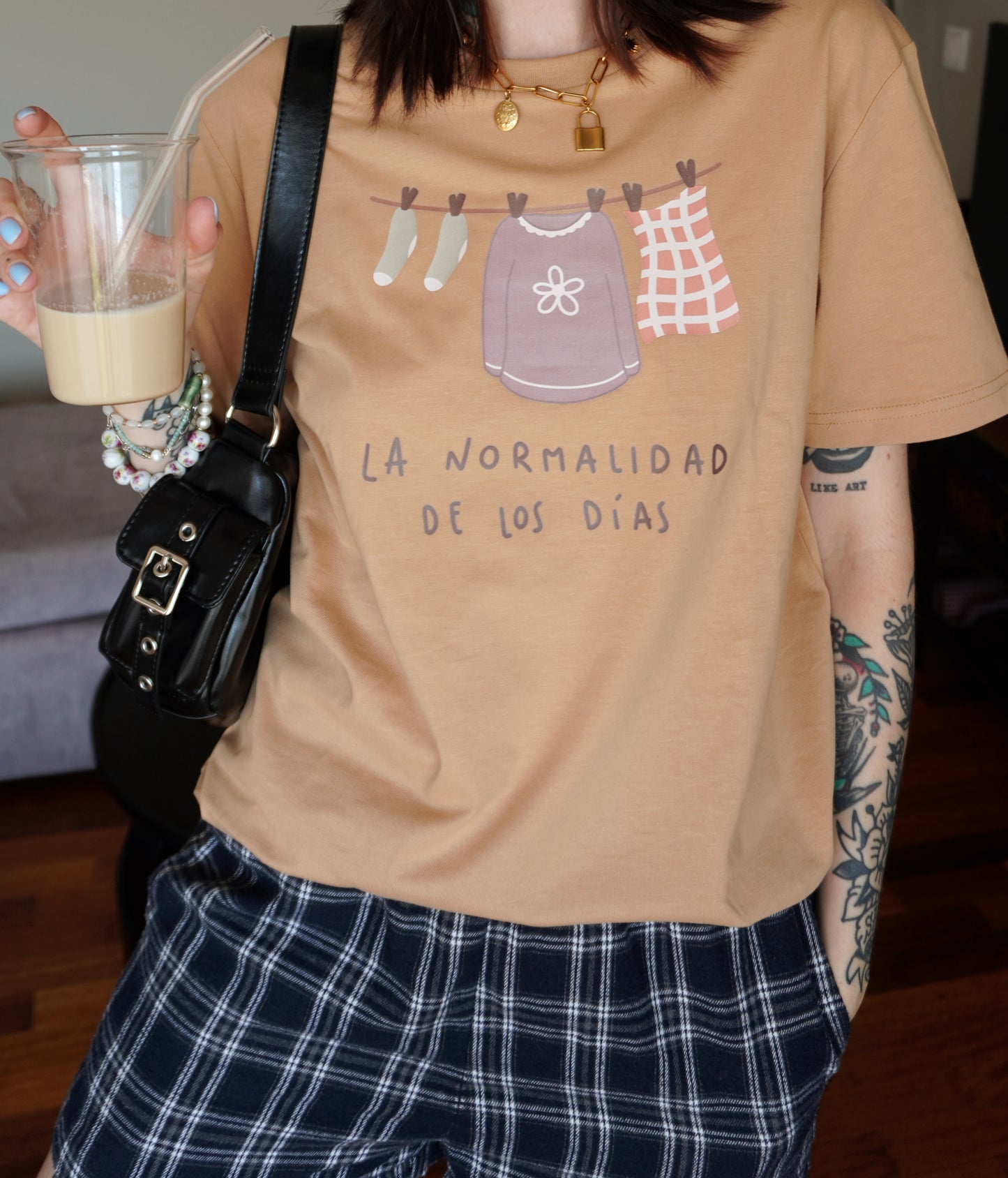 Camiseta manga corta unisex latte marrón ropa tendida normalidad